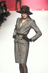 Yves Saint Laurent 1995 Women RTW 21.jpg