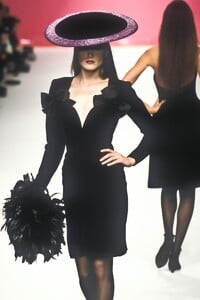 Yves Saint Laurent 1995 Women RTW 60.jpg