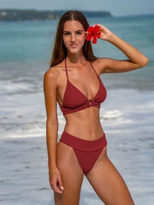 women-knitted-nylon-blended-bikini-tops-sustainable-bikinis-06.jpg