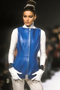 Claude Montana 1991 Women RTW 34.jpg