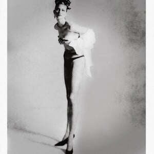 Shalom_Harlow_VogueSpain1990_GiovanniGastel_01.jpg