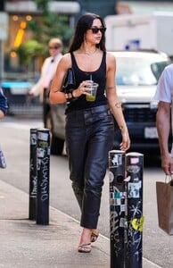dua-lipa-champions-new-york-street-style-leather-noir-1.jpg