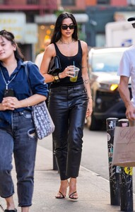 dua-lipa-champions-new-york-street-style-leather-noir-2.jpg