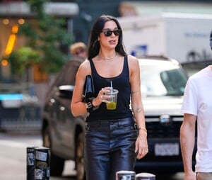 dua-lipa-champions-new-york-street-style-leather-noir-4.jpg