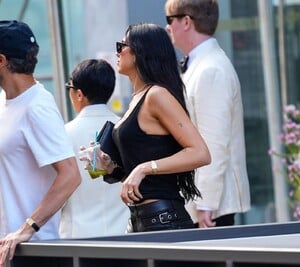 dua-lipa-champions-new-york-street-style-leather-noir-6.jpg