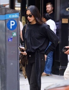 dua-lipa-commands-via-carota-effortless-boho-black-4.jpg