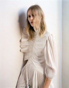 m-le-monde-0322-2019_julia-nobis_by_zoe-ghertner7.jpg