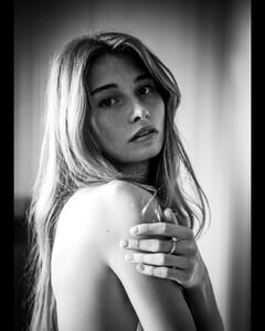 --Muse- @hannahdierks_ Photo- @boris_bethge #windowlight #fensterlicht #portrait #bnw #sensual #(3).jpg