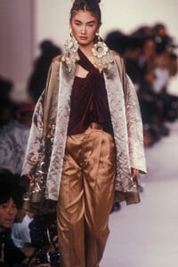 126122559_RomeoGigli1990WomenRTW20.jpg.4885e7cdfb9de079051e4b47a1413f4c.jpg
