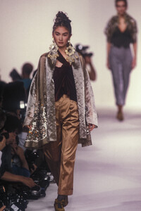 1898373285_RomeoGigli1990WomenRTW19.jpg.4fc995e8c71bbb7388d12f5637913897.jpg