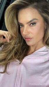 [2025.10.15] victoriassecret_3744185045268450858.jpg