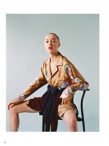 651449682_phoebe-dynevor-4.jpg
