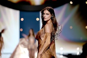 Barbara Palvin Victoria' Secret Fashion Show New York_October 15, 2025 (16).jpg