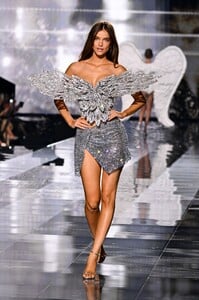 Barbara Palvin Victoria' Secret Fashion Show New York_October 15, 2025 (30).jpg