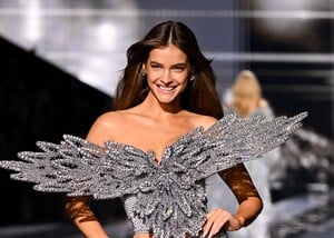 Barbara Palvin Victoria' Secret Fashion Show New York_October 15, 2025 (33).jpg