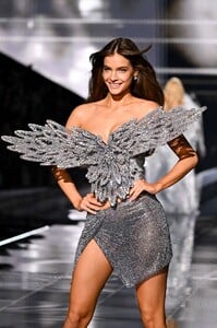 Barbara Palvin Victoria' Secret Fashion Show New York_October 15, 2025 (34).jpg