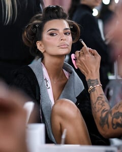  Emily Ratajkowski_ Victoria Secret  Show 2025_N.Y_ 15-10-2025 (13).jpg