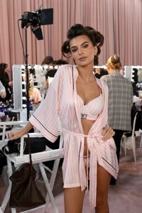  Emily Ratajkowski_ Victoria Secret  Show 2025_N.Y_ 15-10-2025 (3).jpg