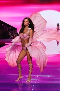 Emily Ratajkowski_ Victoria Secret  Show 2025_N.Y_ 15-10-2025 (51).jpg