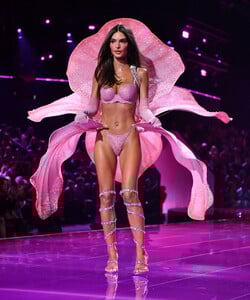  Emily Ratajkowski_ Victoria Secret  Show 2025_N.Y_ 15-10-2025 (56).jpg