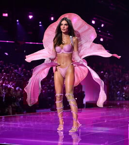  Emily Ratajkowski_ Victoria Secret  Show 2025_N.Y_ 15-10-2025 (58).jpg