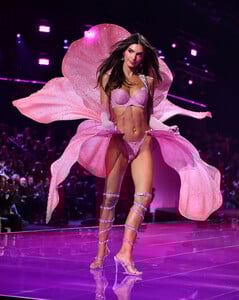  Emily Ratajkowski_ Victoria Secret  Show 2025_N.Y_ 15-10-2025 (59).jpg