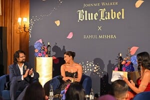 Johnnie_Walker_Blue_Hosts_Evening_Celebration_With_Designer___Collaborator_Rahul_Mishra_-_Bl_282029.jpg