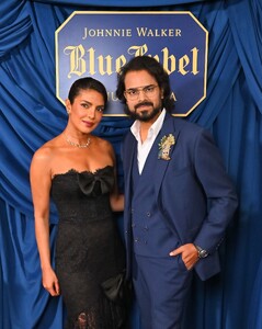 Johnnie_Walker_Blue_Hosts_Evening_Celebration_With_Designer___Collaborator_Rahul_Mishra_-_Bl_28729.jpg