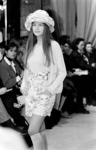 LaetitiaCasta_ChanelCruise1994_02.jpg