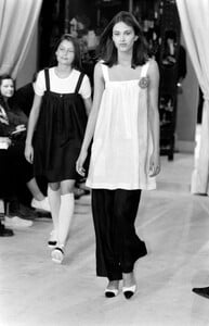 LaetitiaCasta_ChanelCruise1994_03.jpg