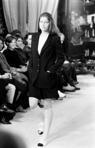 LaetitiaCasta_ChanelCruise1994_07.jpg