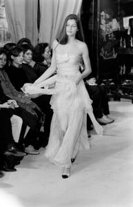 LaetitiaCasta_ChanelCruise1994_16.jpg