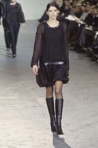 StephanieSeymour_HelmutLangFW2000_04.jpg
