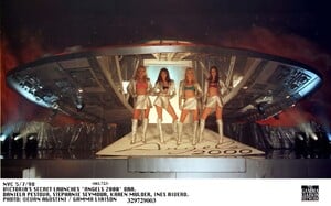 StephanieSeymour_VSAngels2000launch_01.jpg