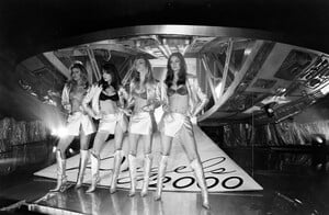 StephanieSeymour_VSAngels2000launch_15.jpg