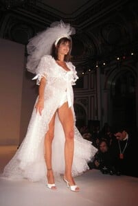 StephanieSeymour_Victoria'sSecret1996_17.jpg