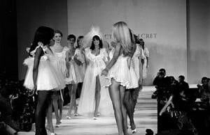 StephanieSeymour_Victoria'sSecret1996_26.jpg