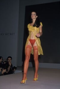 StephanieSeymour_Victoria'sSecret1997_03.jpg