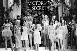 StephanieSeymour_Victoria'sSecret1998_13.jpg