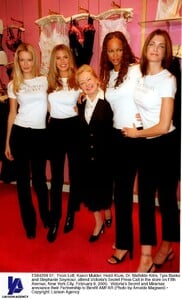 StephanieSeymour_Victoria'sSecretPhotocall_Feb9-2000_03.jpg