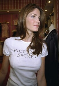 StephanieSeymour_Victoria'sSecretPhotocall_Feb9-2000_04.jpg