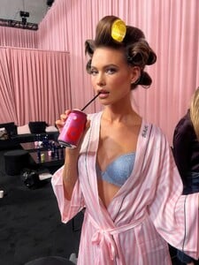 The fantasy was alive and well last night____ so much love 🫶🏽 _victoriassecret _drinkpoppi _poppipartner(JPG)_0.jpg