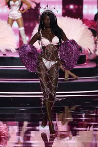 Victorias-Secret-2025-Fashion-Show-Runway-BOMBSHELL-ABENY-NHIAL.jpeg
