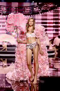 Victorias-Secret-2025-Fashion-Show-Runway-BOMBSHELL-ANGELINA-KENDALL.jpeg