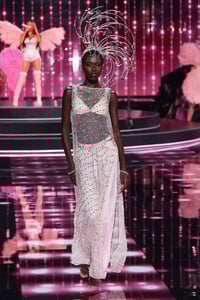 Victorias-Secret-2025-Fashion-Show-Runway-BOMBSHELL-AWAR-ODHIANG.jpeg