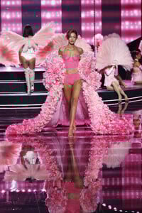 Victorias-Secret-2025-Fashion-Show-Runway-BOMBSHELL-GIGI-HADID.jpeg