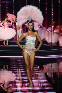 Victorias-Secret-2025-Fashion-Show-Runway-BOMBSHELL-IRINA-SHAYK.jpeg