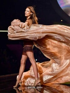 Victoria’s Secret Fashion Show 2025 highlights part 1✨🪽Follow @style__echo for more 💕#victoria.jpg