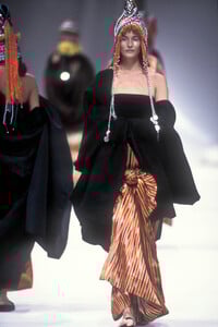 Yohji Yamamoto SS 1993 012.jpg