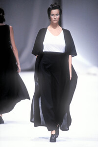 Yohji Yamamoto SS 1993 040.jpg